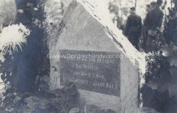 12.  Fallschirmjäger gedenksteen op de Algemene Begraafplaats in Dordrecht image