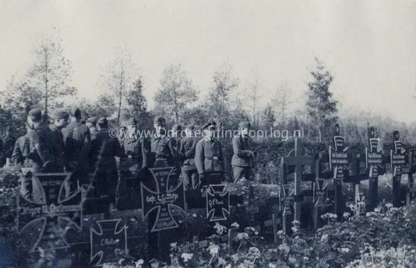 15.  nog meer Duitse oorlogsgraven op de begraafplaats in Dordrecht image