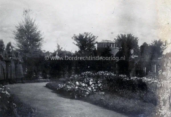 21.  Duitse soldaten op de Algemene begraafplaats in Dordrecht image