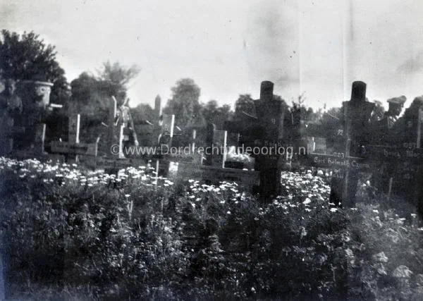  Duitse soldaten op de Algemene Begraafplaats in Dordrecht image