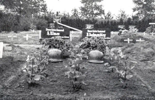 26.  Vers gedolven graven van Unteroffizier Ulmer en Kannonier Kahnenbley  image