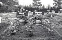 Vers gedolven graven van Unteroffizier Ulmer en Kannonier Kahnenbley thumbnail