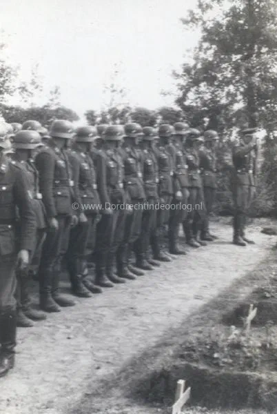  Duitse luftwaffe soldaten op de Algemene Begraafplaats image