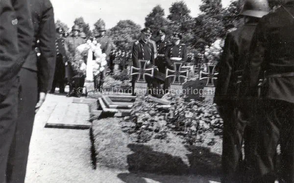 30.  Een Kriegsmarine begrafenis op de Algemene Begraafplaats in Dordrecht K4 image