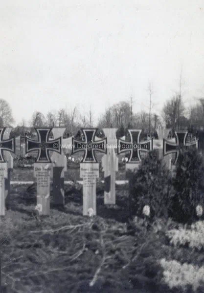31.  Foto's van Duitse graven op de Algemene Begraafplaats in Dordrecht K7 image