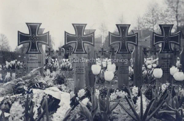 32.  Foto's van Duitse graven op de Algemene Begraafplaats in Dordrecht K8 image