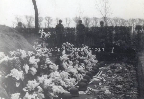 36.  Friedrich Herzinger - Op de algemene begraafplaats met General Erich Höcker image