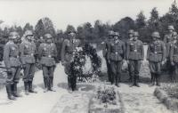 Kranslegging op de Algemene Begraafplaats in Dordrecht in mei 1940 door een Duitse officier thumbnail