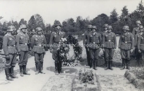 38.  Kranslegging op de Algemene Begraafplaats in Dordrecht in mei 1940 door een Duitse officier image