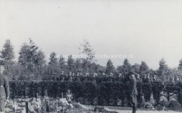 39.  Duits eerbetoon aan de gesneuvelden van mei 1940 op de Algemene Begraafplaats in Dordrecht image