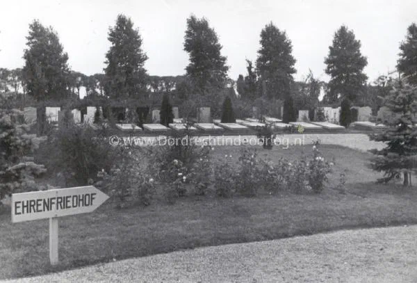  Toegang Ehrenfriedhof tijdens de tweede wereldoorlog op de Algemene Begraafplaats in Dordrecht image