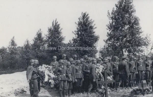 40. Duitse militairen brengen een eerbetoon aan de gevallen op de Algemene Begraafplaats in Dordrecht in mei 1940 image