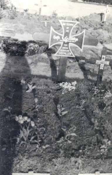  De oorlogsgraven van Gefreiter Mohs en Obergefreiter Eberle op de Algemene Begraafplaats in Dordrecht in mei 1940 image