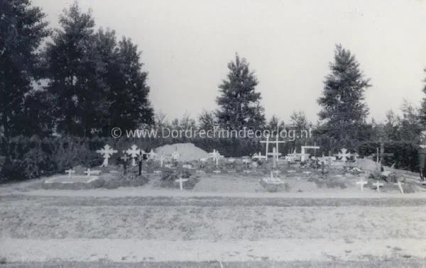 47.  Eerste Duitse oorlogsgraven in mei 1940 op de Algemene Begraafplaats in Dordrecht  image