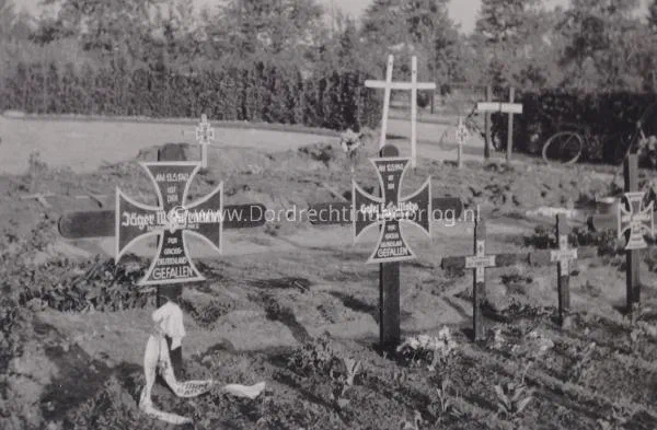  Duitse oorlogsgraven kort na de aanleg ervan image