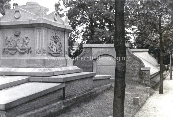 4.  Burgergraven tijdens de tweede wereldoorlog op de Algemene Begraafplaats in Dordrecht image