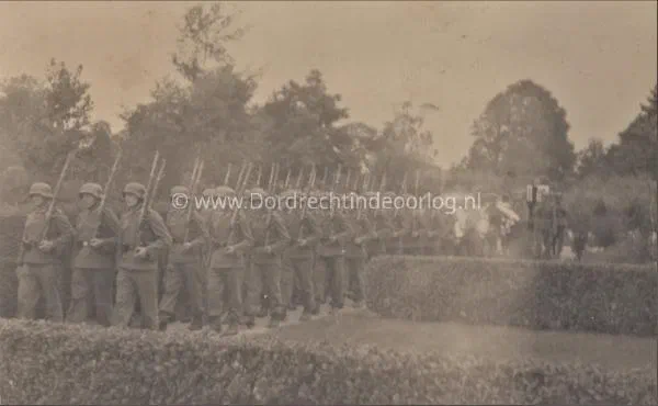 Duitse begrafenis op de Algeme Begraaflplaats in Dordrecht tijdens de tweede wereldoorlog 329 image