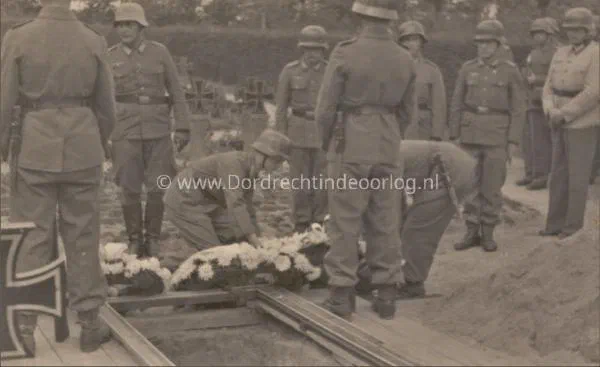 Duitse begrafenis op de Algeme Begraaflplaats in Dordrecht tijdens de tweede wereldoorlog 332 image