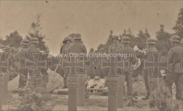  Duitse begrafenis op de Algeme Begraaflplaats in Dordrecht tijdens de tweede wereldoorlog 333 image
