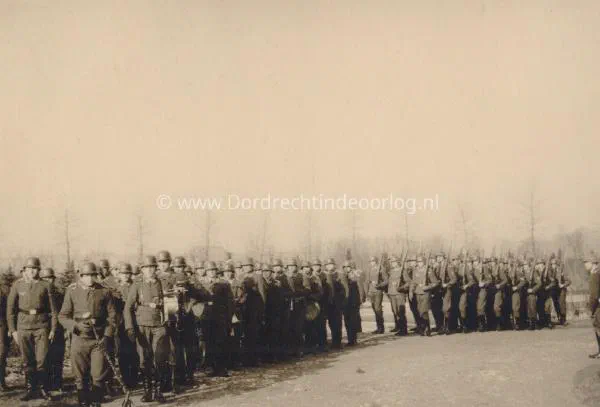 62.  Duitse militaire begraafplaats op de algemene begraafplaats in Dordrecht tijdens de tweede wereldoorlog  image