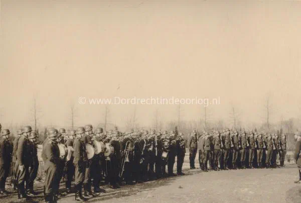  Duitse militaire begraafplaats op de algemene begraafplaats in Dordrecht tijdens de tweede wereldoorlog  image