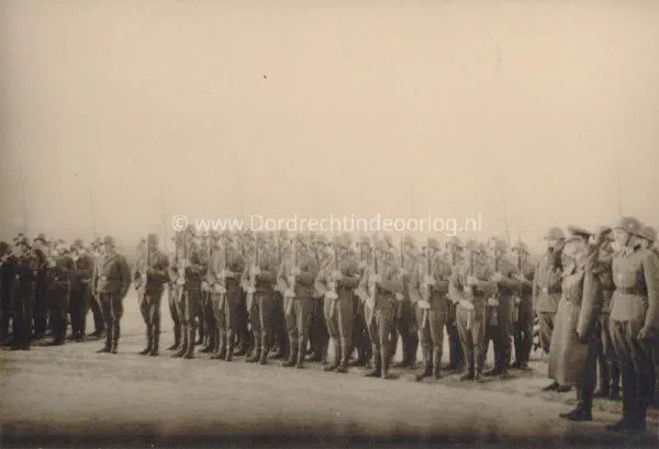 64.  Duitse militaire begraafplaats op de algemene begraafplaats in Dordrecht tijdens de tweede wereldoorlog  image