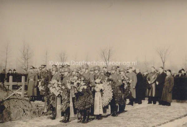 65.  Duitse militaire begraafplaats op de algemene begraafplaats in Dordrecht tijdens de tweede wereldoorlog  image