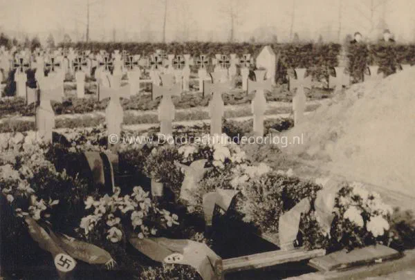 Duitse militaire begraafplaats op de algemene begraafplaats in Dordrecht tijdens de tweede wereldoorlog image