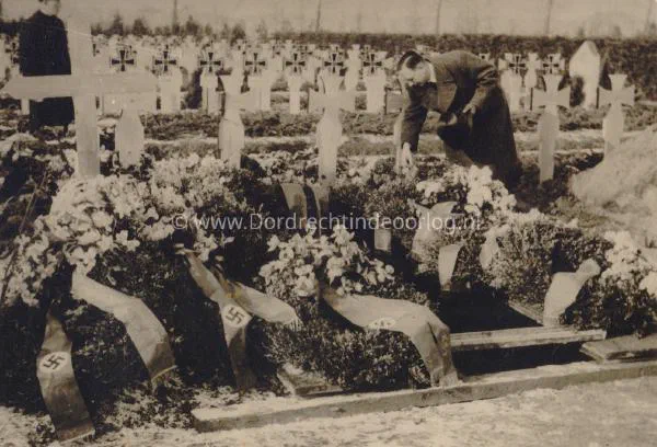 Duitse militaire begraafplaats op de algemene begraafplaats in Dordrecht tijdens de tweede wereldoorlog image