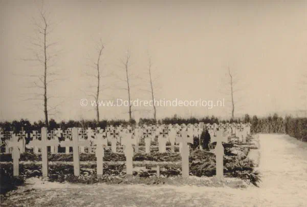 Duitse militaire begraafplaats op de algemene begraafplaats in Dordrecht tijdens de tweede wereldoorlog image