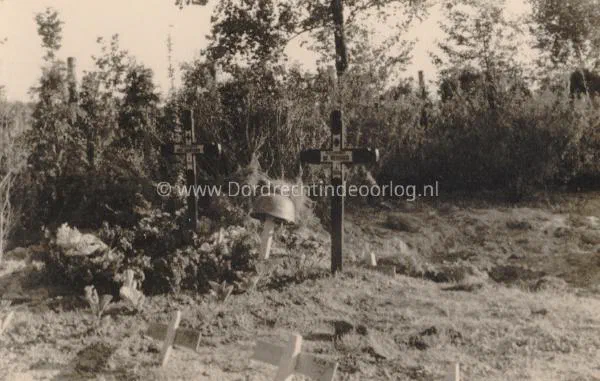 74.  Duitse parachutistengraven op de Algemene Begraafplaats in Dordrecht in mei 1940 image