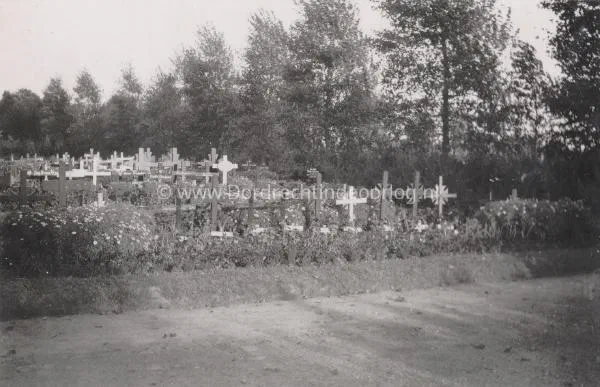  Duitse oorlogsgraven op de algemene begraafplaats in Dordrecht tijdens de tweede wereldoorlog image
