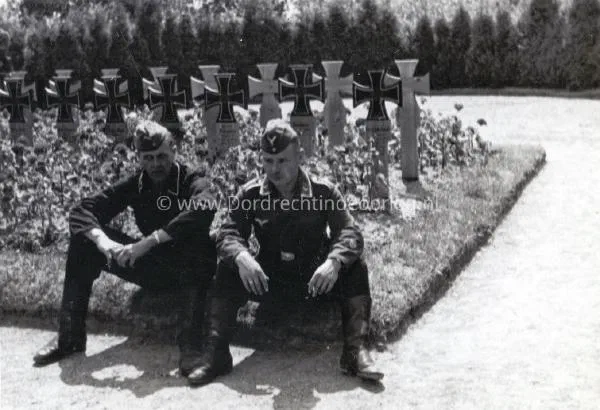  Duitse soldaten bij de oorlogsgraven op de Algemene Begraafplaats in Dordrecht image