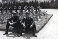 Duitse soldaten bij de oorlogsgraven op de Algemene Begraafplaats in Dordrecht thumbnail