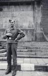 10.  Een Duitse soldaat bij het monument voor de gebroeders de Wit in Dordrecht thumbnail