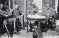 12.  Duitse officieren ergens in Dordrecht thumbnail