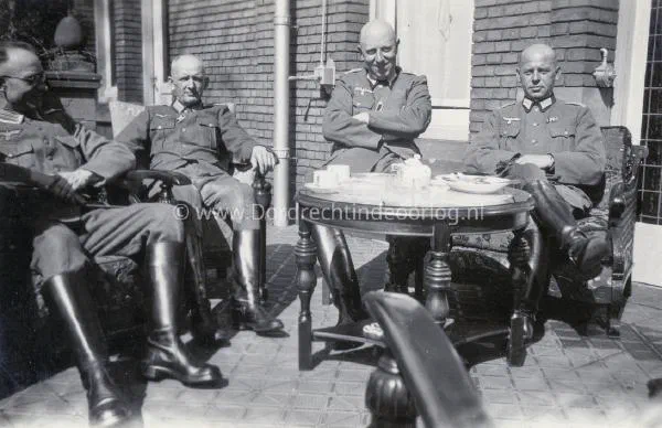 12.  Duitse officieren ergens in Dordrecht image