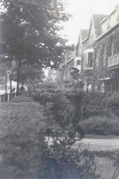 15.   Duitse militair op de Krispijnse Weg in Dordrecht image