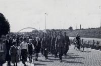 1.  Duitse soldaten marcheren over de Rijksstraatweg in Dordrecht tijdens de oorlog thumbnail