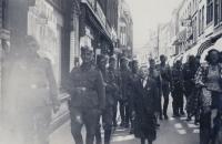 21.  Duitse militairen op de Voorstraat in Dordrecht thumbnail