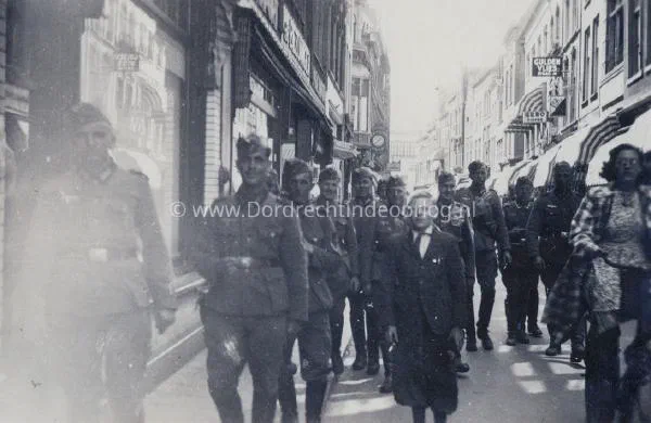21.  Duitse militairen op de Voorstraat in Dordrecht image
