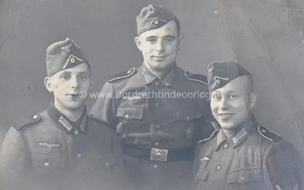 23.  Groepsfoto van drie Duitse militairen image