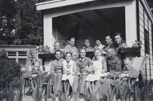  Duitse soldaten in een hospitaal in Dordrecht image