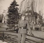 30.  Friedrich Herziger in het Oranjepark in Dordrecht tijdens de oorlog  thumbnail