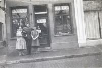 32.  Friedrich Herzinger - mogelijk op de Voorstraat in Dordrecht thumbnail