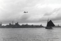 35.  Dornier vliegboot vliegt tijdens de tweede wereldoorlog boven Dordrecht thumbnail
