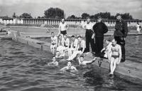 41.  Duitse Luftwaffe militairen in het Wantijbad tijdens de tweede wereldoorlog in Dordrecht thumbnail