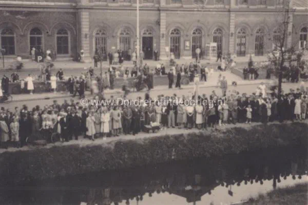 49. Dortse citizens listen to the German music corps at villa Simpang at the Burgemeester de Raadtsingel during the Second World War in Dordrecht image