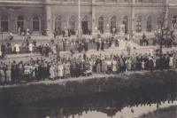 49. Dortse citizens listen to the German music corps at villa Simpang at the Burgemeester de Raadtsingel during the Second World War in Dordrecht thumbnail