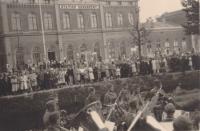 51.  Duits muziekkorps bij Villa Simpang aan de Burgemeester de Raadtsingel tijdens de tweede wereldoorlog in Dordrecht thumbnail